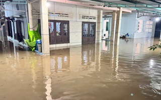 Nông dân mất trắng, nhà sập, công ty thủy lợi nói việc xả lũ đúng quy trình