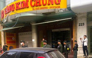 Nhiều cảnh sát lại xuất hiện trước tiệm vàng nổi tiếng xứ Thanh