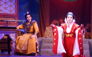 Vở "Hồ Nguyệt Cô hóa cáo"