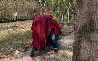 TPHCM: Người đàn ông gục đầu chết trên xe máy