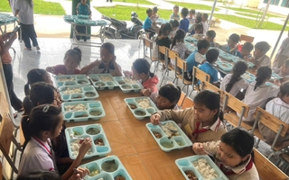 Nhiều trường học lo lắng khi Dự án "Nuôi em" tạm ngừng hoạt động