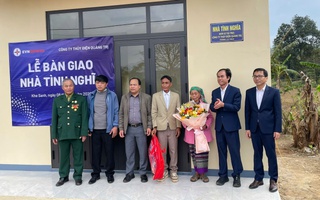 Bàn giao 2 căn nhà tình nghĩa cho 2 gia đình chính sách