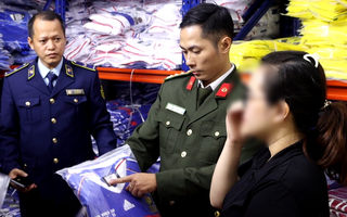 Phát hiện điểm kinh doanh không phép, chứa gần 6.500 bộ quần áo giả hàng hiệu