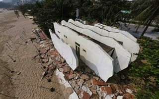 Bãi biển nổi tiếng miền Bắc vẫn tơi tả hơn 2 tháng bão đi qua