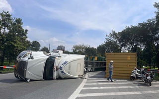 Hiện trường vụ xe container ôm cua lật nhào tại cầu vượt ở TPHCM