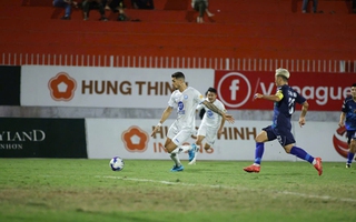 Mặt sân thi đấu V-League kém chất lượng