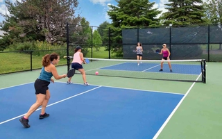 Tiếp tục không có đơn hàng, một công ty may gần 50 năm tuổi hợp tác kinh doanh sân pickleball