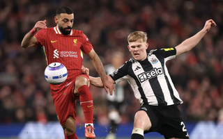 Salah lập đại công kiến tạo, Liverpool vững ngôi đầu Ngoại hạng Anh