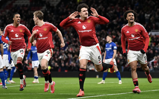 Thẻ đỏ ngỡ ngàng, Man United gian nan giành chiến thắng