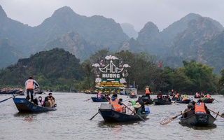 Hàng ngàn người tham dự Lễ khai hội Chùa Hương