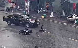 VIDEO: Mở cửa ôtô bất cẩn làm người đi xe máy ngã văng ra đường