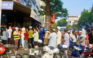 Người dân Vũng Tàu xếp hàng dài từ 4 giờ sáng trên đường Nguyễn Tri Phương trong ngày vía Thần Tài