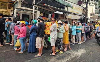 Xếp hàng cả trăm mét để mua heo quay, bánh bao để cúng ngày vía Thần Tài