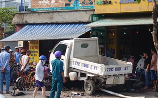 Ô tô húc khiến xe chở nguyên vật liệu lao vào cửa hàng