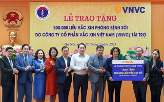 Hệ thống tiêm chủng VNVC tặng Bộ Y tế nửa triệu liều vắc-xin sởi