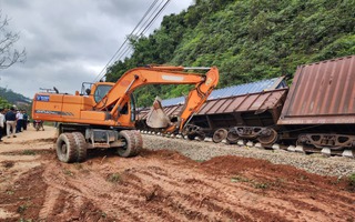 Thông tuyến đường sắt Bắc - Nam sau sự cố tàu hàng va chạm với xe tải