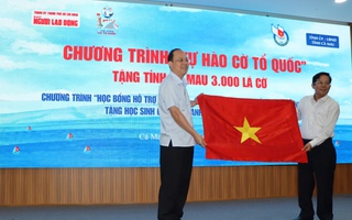 Báo Người Lao Động trao tặng cờ Tổ quốc và học bổng tại Cà Mau và Hậu Giang