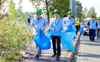 Chuyện lạ: Tổng giám đốc nước ngoài vác cuốc, cùng công nhân đi bới rác