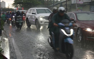Chiều tối nay, kèo nhà cái tỷ lệ bóng đá HCM bất ngờ hứng mưa lớn giải nhiệt