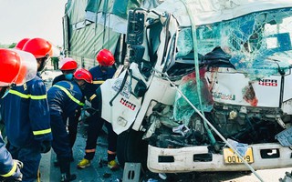 Tông đuôi xe trên cao tốc, 2 người trên xe tải tử vong, mắc kẹt trong cabin