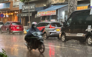 "Mưa vàng" trút xuống TP HCM