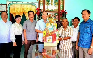 Bí thư Tỉnh ủy Cà Mau Nguyễn Hồ Hải ân cần thăm hỏi gia đình có công với cách mạng