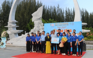 Sanest Khánh Hòa tặng đèn chiếu sáng cho Khu tưởng niệm chiến sĩ Gạc Ma