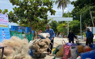 Ngư dân và du khách mang rác thải về bờ