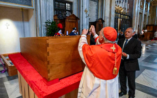 Vatican công bố ảnh “lễ an táng riêng tư” Giáo hoàng kèo nhà cái tỷ lệ bóng đá