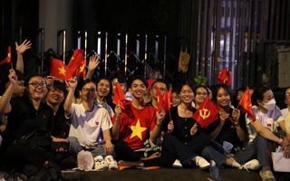 Những tỷ lệ cá cược kèo nhà cái trẻ ngồi từ trưa tới rạng sáng chờ xem diễu binh, diễu hành ngày 30-4