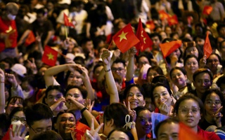 Xuyên đêm vang bản hùng ca