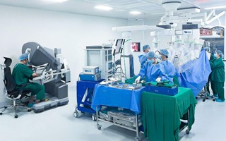 TP HCM có “Siêu Robot” bốn cánh tay giúp bác sĩ mổ hơn 120 loại bệnh nguy hiểm