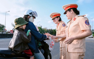 kèo nhà cái tỷ lệ bóng đá phát nước suối, bánh cho người dân trên đường về quê nghỉ lễ