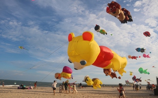Sắc màu diều rực rỡ trên biển Phan Thiết, du lịch Bình Thuận “cháy phòng” dịp lễ