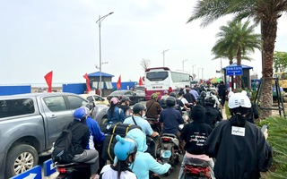 Ô tô, xe máy xếp hàng dài cả cây số chờ qua phà đi Cát Bà