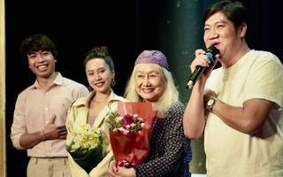 Nhà văn Nguyễn Thị Minh Ngọc được chào đón tại suất diễn vở "Bạn bè, bè bạn"