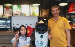 Thích thú với 4 robot tên Bảo, Tú, Chi, Thư phục vụ ở quán cà phê