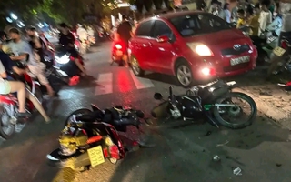 "Xe điên" tông hàng loạt xe máy, 3 người bị thương