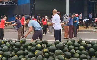 VIDEO: Người dân xếp hàng thu gom, “giải cứu” dưa hấu khi xe tải gặp nạn