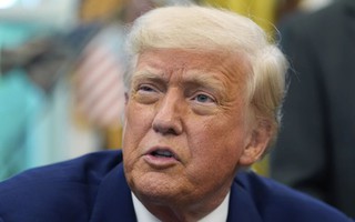 Tổng thống Donald Trump mắc kẹt với hai cuộc xung đột nóng