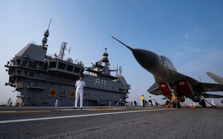 Tàu chiến Ấn Độ tiến gần bờ biển Pakistan, mang theo tên lửa siêu thanh