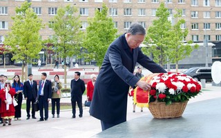 Tổng Bí thư Tô Lâm dâng hoa tưởng nhớ Chủ tịch Hồ Chí Minh và Tổng Bí thư Lê Duẩn tại Moscow