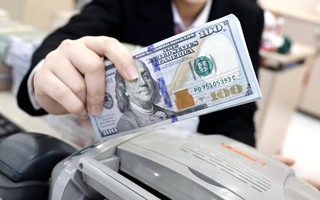 Đồng USD suy yếu, vì sao tỉ giá tại Việt Nam vẫn tăng?