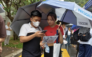 Sinh viên TP HCM đội mưa đi ứng tuyển việc làm