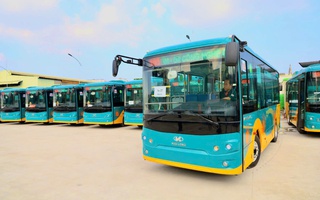 Mưa lớn kèm sấm sét ở TP HCM, 2 tuyến xe buýt kết nối metro tạm ngưng hoạt động