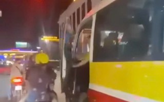 Triệu tập tài xế xe buýt cố tình mở cửa va vào xe máy chở trẻ nhỏ
