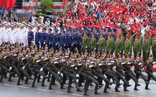 Hàng vạn người đội mưa tham gia diễu hành chào mừng 70 năm Ngày giải phóng Hải Phòng