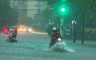 Thành phố Đồng Hới nằm ven sông, sát biển nhưng... "hễ mưa là ngập"