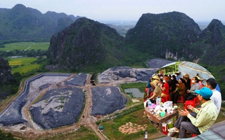 Dân chặn xe vào bãi rác lớn nhất tỉnh khiến rác thải ở TP Thanh Hóa ùn ứ