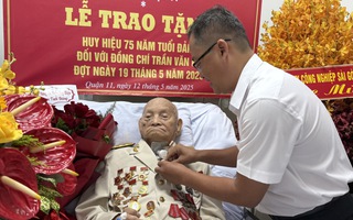 Trao Huy hiệu 75 năm tuổi Đảng cho Đảng viên 95 tuổi